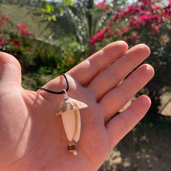 Limpet and olive Shell necklace - Picture 2 of 2